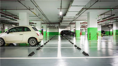 Jakie czynniki należy wziąć pod uwagę instalując inteligentne systemy parkingowe w dużych galeria...